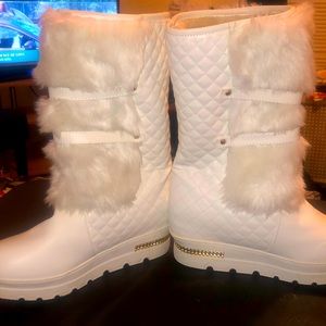 Pretty wedge heeled boots fur inside and in the foot area